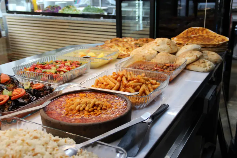 Theke mit warmen Gerichten, Pide und Nudeln