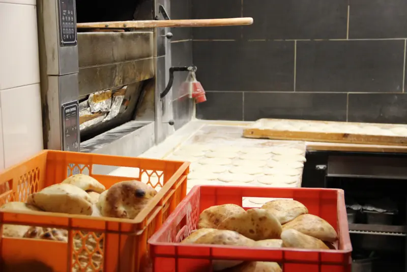 Frisch gebackenes Brot vor dem Backofen