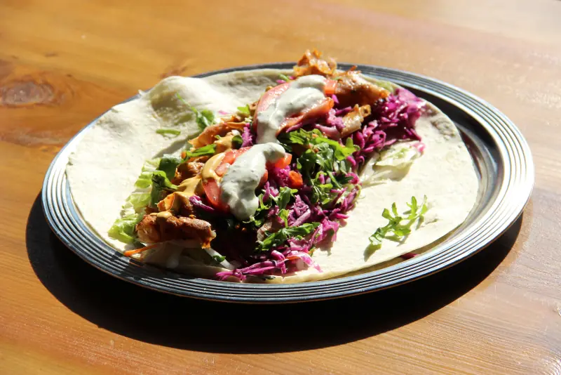 Dürüm mit Fleisch, Rotkohl, Salat und Soße