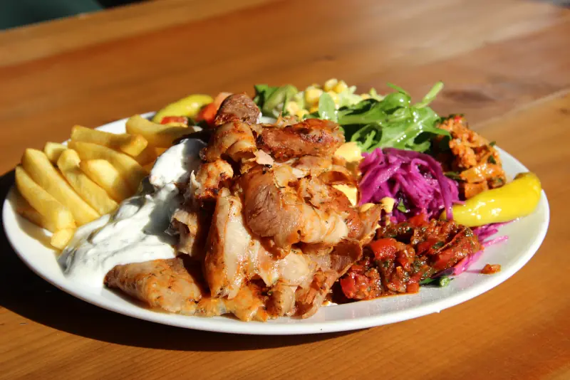 Drehspieß Teller mit Pommes, Salat und Joghurtsoße